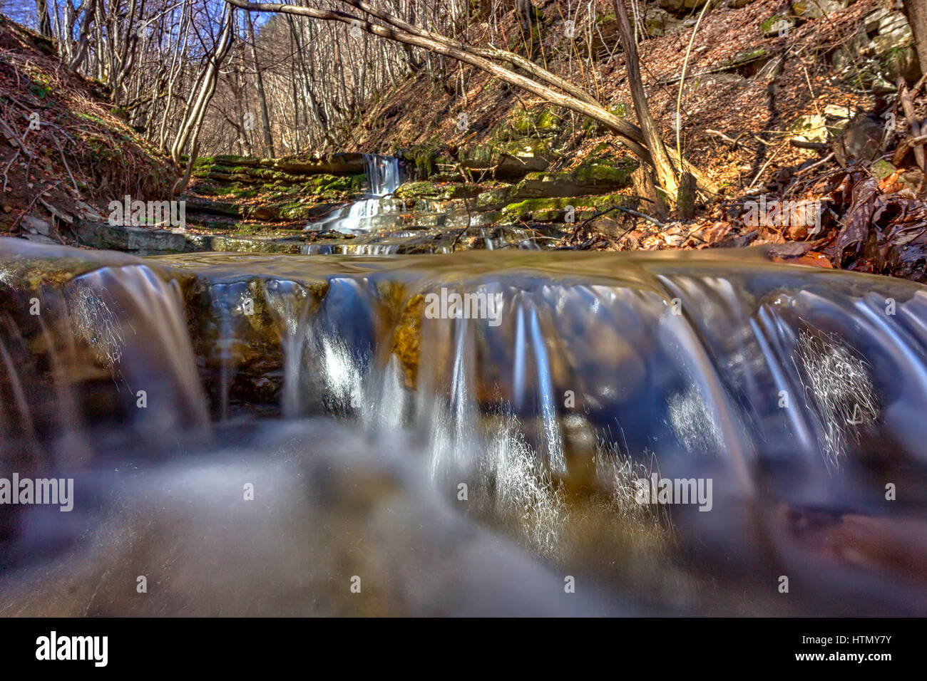 Voir de très près de l'eau en petite rivière avec des rochers dans la montagne Banque D'Images