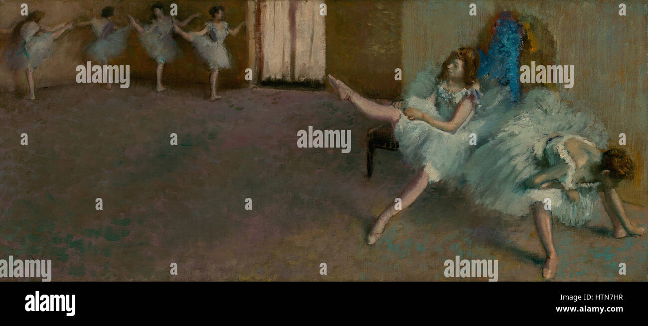 « Before the Ballet » capture un moment avant le spectacle, où les danseurs préparent et ajustent leurs costumes. La scène transmet la tension et la concentration requises avant de monter sur scène, offrant un aperçu des coulisses du monde du ballet. Banque D'Images