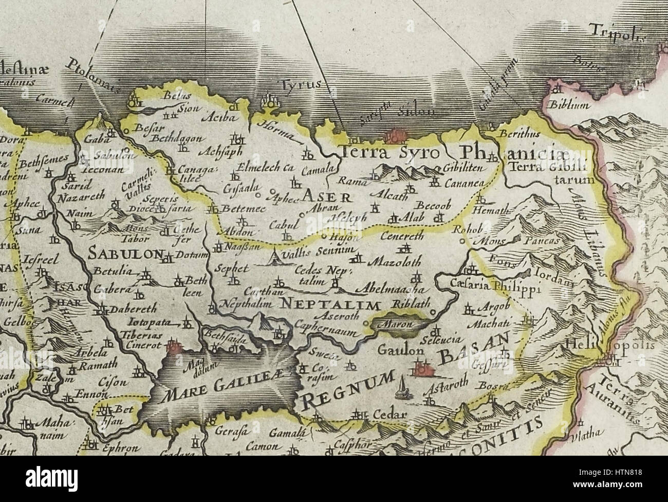 Cette carte, *Sabulon and Neptalim* de Willem et Joan Blaeu, créée entre 1648 et 1664, représente la Terre Sainte, connue sous le nom de Terra Sancta. Il met en évidence les territoires des tribus de Zabulun et de Nephtali, qui font partie des anciennes régions bibliques de Palestine, mettant en valeur la compréhension géographique et culturelle de l'époque. Banque D'Images