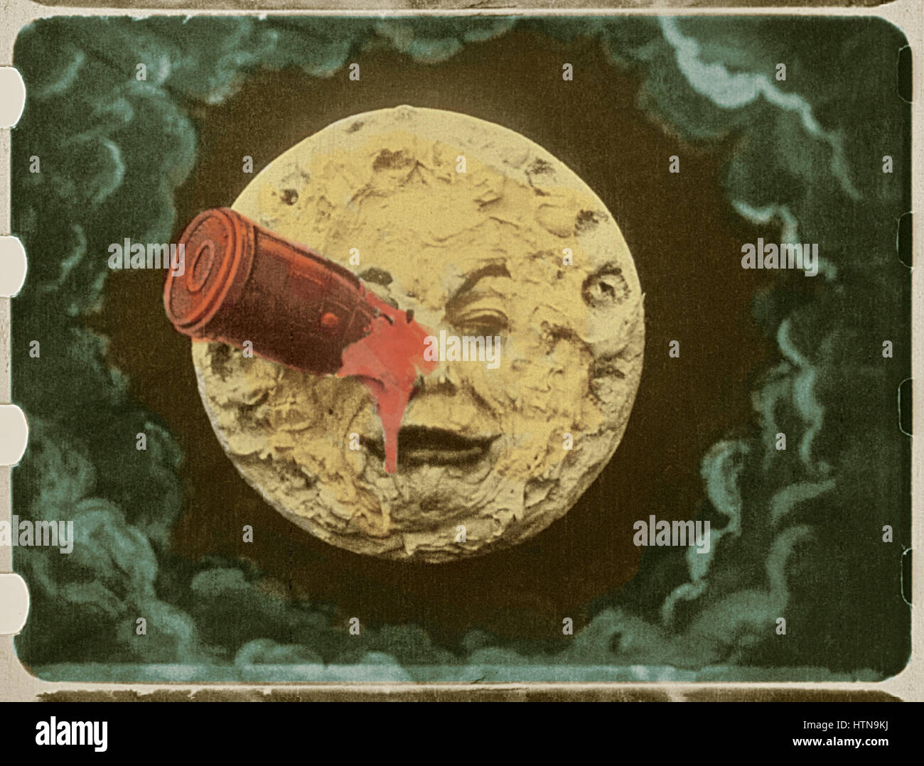 « Voyage dans la Lune » de Georges Méliès est l'un des premiers films de science-fiction, remarquable pour ses effets spéciaux révolutionnaires et sa représentation fantastique d'un voyage lunaire. Cette version couleur ajoute un élément visuel vif au film historique. Banque D'Images