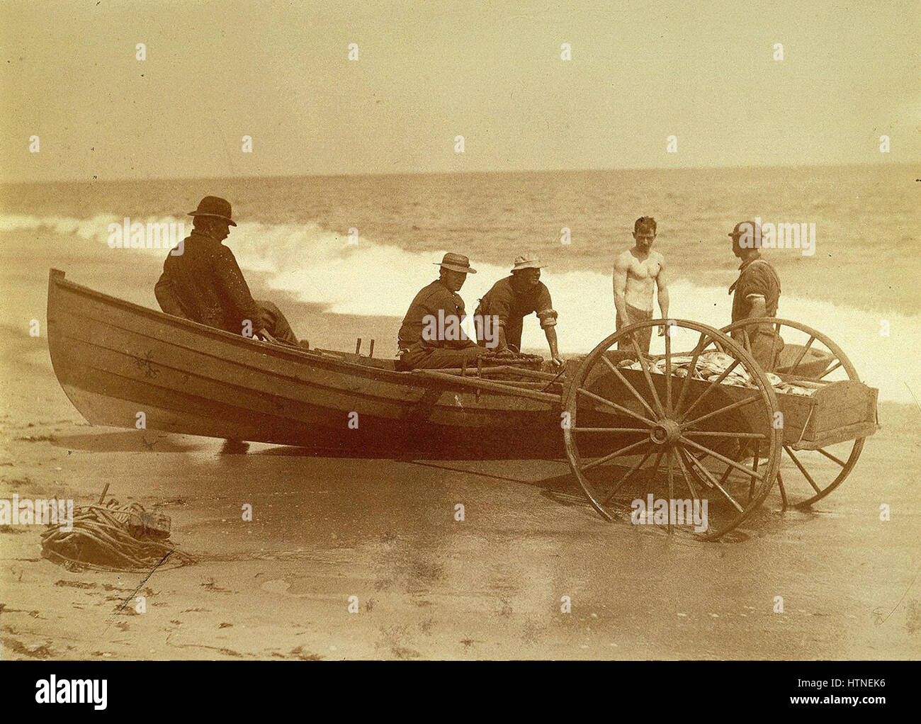 La photographie de L.C. Tiffany de 1887, mettant en scène des pêcheurs, reflète sa maîtrise de la capture de scènes naturelles en photographie. L'image met en valeur la vie quotidienne des pêcheurs, en mettant l'accent sur leur environnement de travail et l'atmosphère rustique de l'époque, soulignant le réalisme et le contexte historique de la vie de la fin du XIXe siècle. Banque D'Images