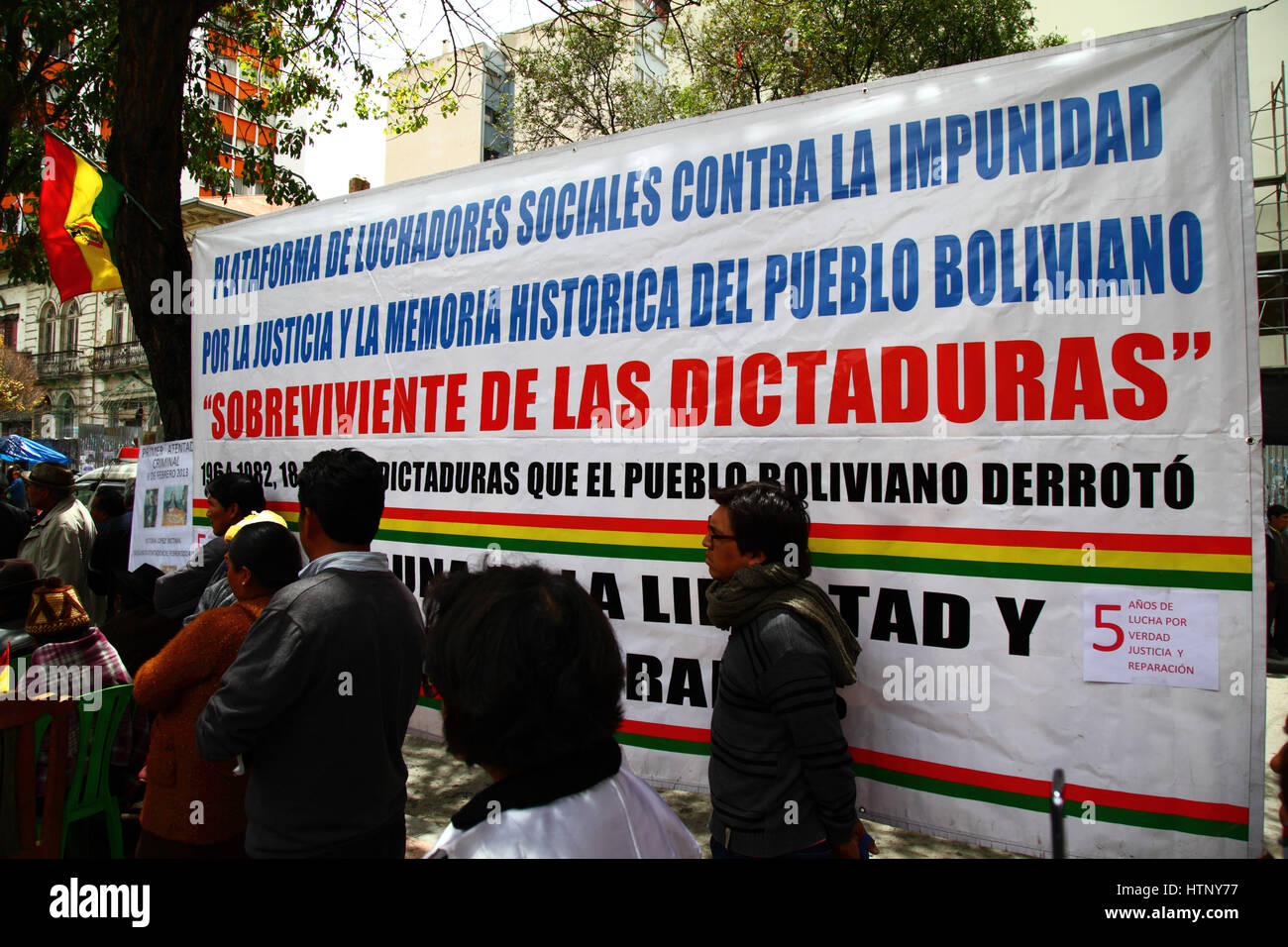 La Paz, Bolivie, 13 mars 2017. Les gens lors d'une réunion organisée par les victimes des dictatures militaires à l'occasion de 5 ans de protestations exiger justice et réparation pour ceux qui ont souffert, et que le gouvernement publie des fichiers à partir de la période d'aider à établir la vérité sur ce qui s'est passé. Brunker Crédit : James/Alamy Live News Banque D'Images