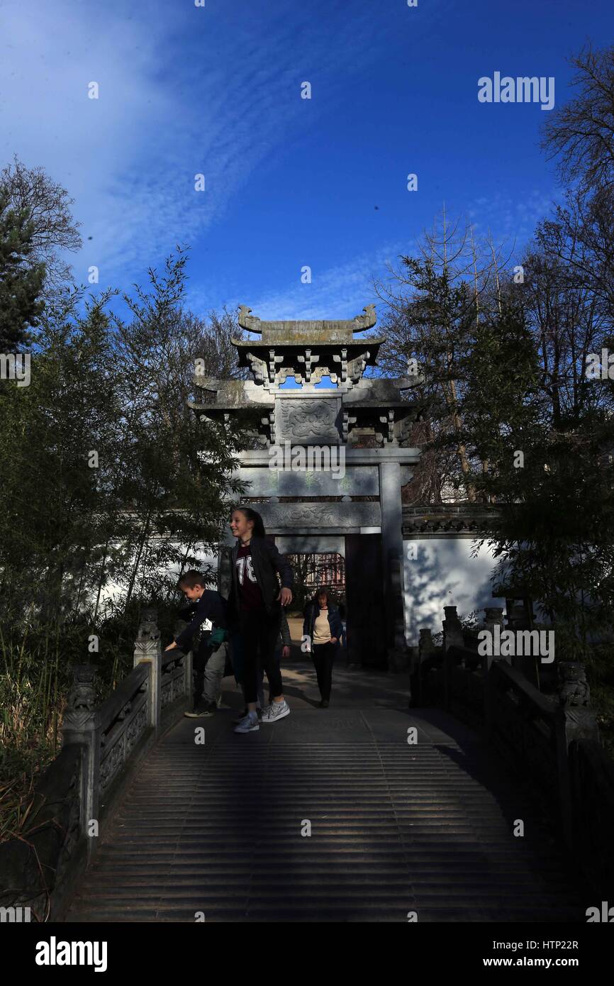 Francfort, Allemagne. Mar 13, 2017. Personnes visitent le jardin chinois à Francfort, Allemagne, le 13 mars 2017. Le Jardin Chinois a été construit en 1989 et couvre une superficie de 4 000 mètres carrés. Credit : Luo Huanhuan/Xinhua/Alamy Live News Banque D'Images