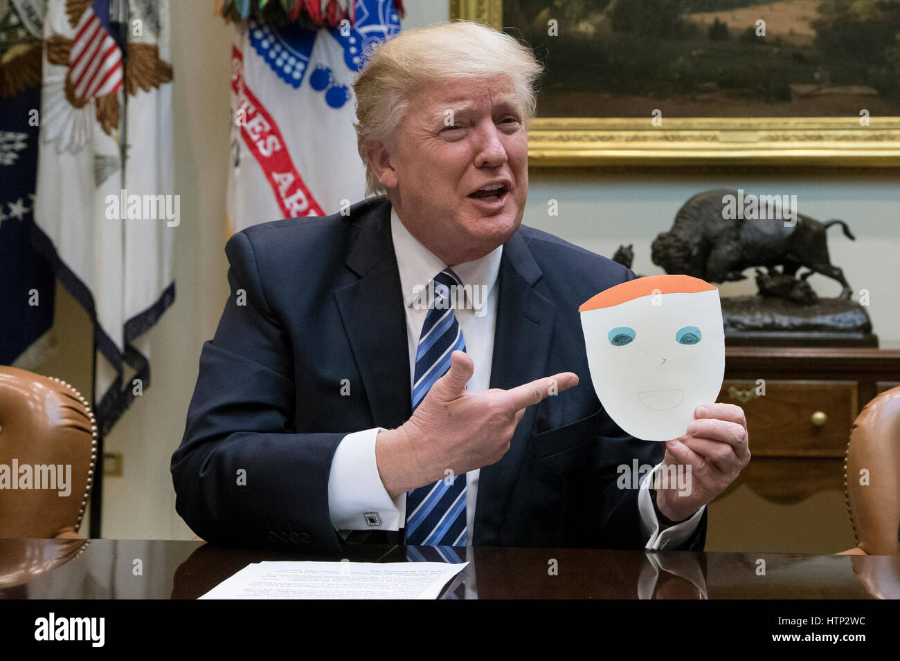 Washington DC, USA 13 mars 2017 Le président américain, Donald J. Trump soutient une remarque et dessin qui reproduit celui qui a été créé par l'enfant de Greg Knox, de l'Ohio, au cours d'une réunion sur les soins de santé dans la Roosevelt Room de la Maison Blanche à Washington, DC, USA, 1 Banque D'Images