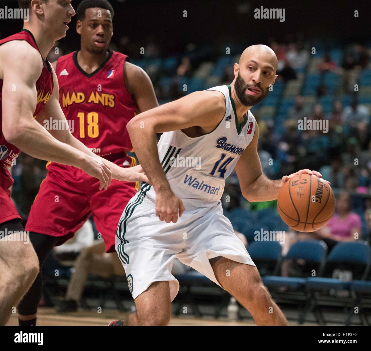 Reno, Nevada, USA. Mar 13, 2017. Reno Bighorn Guard KENDALL MARSHALL (14) lecteurs contre Fort Wayne Mad Tyler Hansbrough ant l'avant (21) et Fort Wayne Mad Ant Guard JORDAN LOYD (18) au cours de la NBA D-League match de basket-ball entre le Reno Bighorns et les Fort Wayne Mad Ants au Reno Events Center à Reno, Nevada. Crédit : Jeff Mulvihill/ZUMA/Alamy Fil Live News Banque D'Images