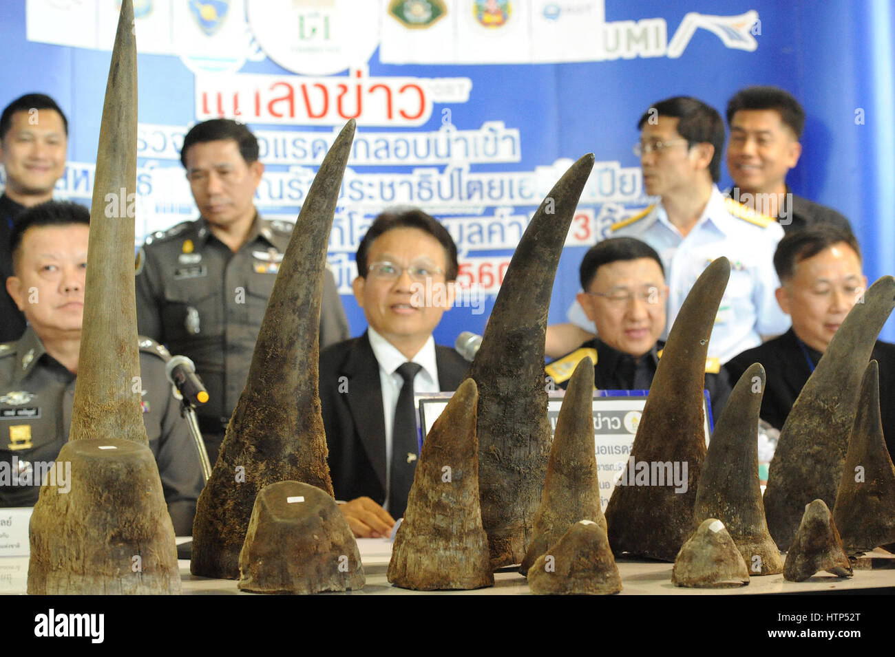 Bangkok, Thaïlande. 14Th Mar, 2017. Les fonctionnaires des douanes ont saisi démontrent les cornes de rhinocéros au cours d'un point de presse à l'aéroport de Suvarnabhumi à Bangkok, Thaïlande, 14 mars 2017. L'administration des douanes thaïlandaises ont récemment saisi 21 morceaux de cornes de rhinocéros en contrebande à partir de l'Éthiopie. Credit : Rachen Sageamsak/Xinhua/Alamy Live News Banque D'Images