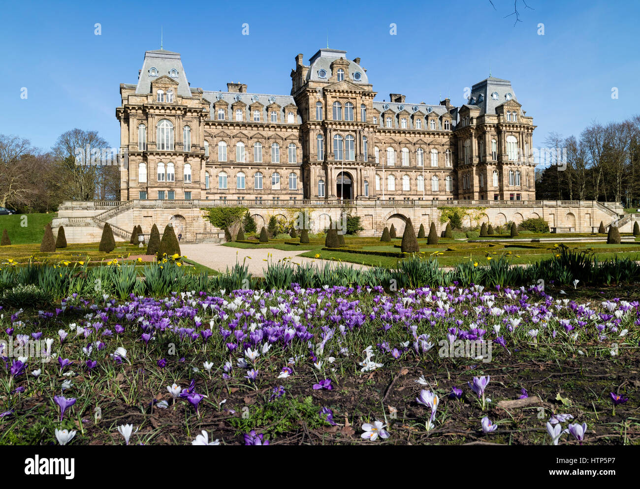 Bowes Museum, Barnard Castle, Co Durham, Royaume-Uni. 14Th Mar, 2017. Météo britannique. Début gratuites cède la place à un printemps chaud après-midi dans les jardins de l'Bowes Museum de Barnard Castle. Crédit : David Forster/Alamy Live News Banque D'Images