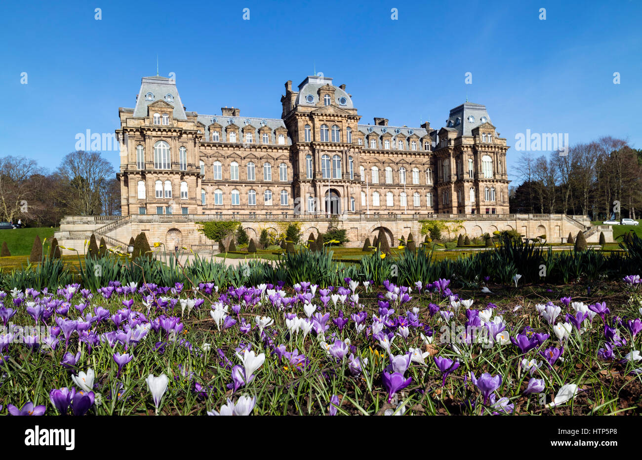 Bowes Museum, Barnard Castle, Co Durham, Royaume-Uni. 14Th Mar, 2017. Météo britannique. Début gratuites cède la place à un printemps chaud après-midi dans les jardins de l'Bowes Museum de Barnard Castle. Crédit : David Forster/Alamy Live News Banque D'Images