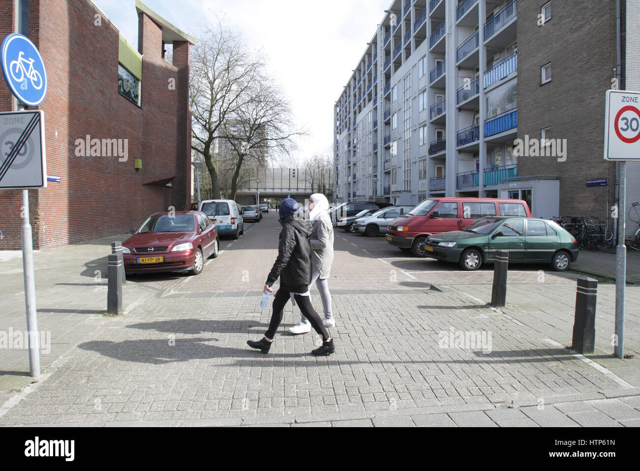 Amsterdam, Pays-Bas. 14Th Mar, 2017. Vie quotidienne - Les élèves d'origine musulmane en marchant dans la rue après l'école le 14 mars 2017 à Nieuw West district à majorité musulmane à Amsterdam, Pays-Bas. Les hollandais appelé à voter le mercredi 15 mars pour les élections parlementaires. Credit : VWPics/Alamy Live News Banque D'Images