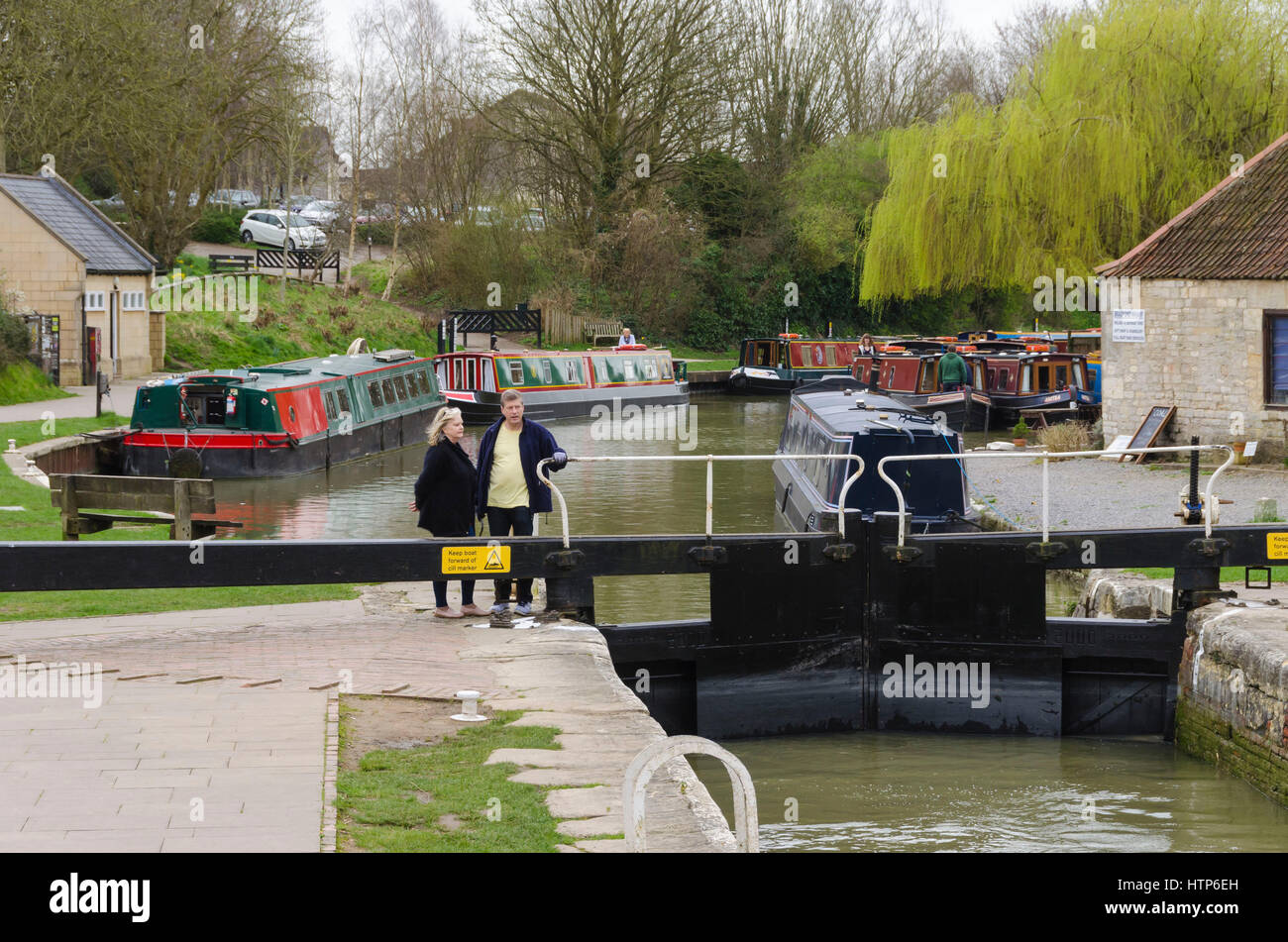 Bradford on Avon, Wiltshire, Royaume-Uni. 14Th Mar, 2017. Météo britannique. Bradford, Quai un temps couvert mais chaud sur le Kennet and Avon Canal à Bradford on Avon, dans le Wiltshire. Credit : Graham Hunt/Alamy Live News Banque D'Images