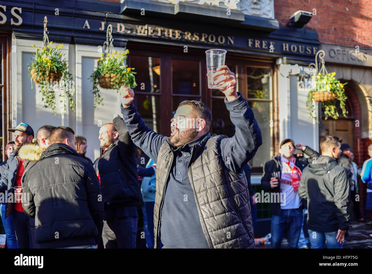 Leicester, Royaume-Uni. 14Th Mar, 2017. Des milliers de fans de football espagnol Sevilla remplissez la high street, et à venir Jubilee square de sessions de jeu dans la ligue des champions contre Leicester City. La difficulté à l'extérieur du centre-ville évasé de pubs entre les fans. Crédit : Ian Francis/Alamy Live News Banque D'Images