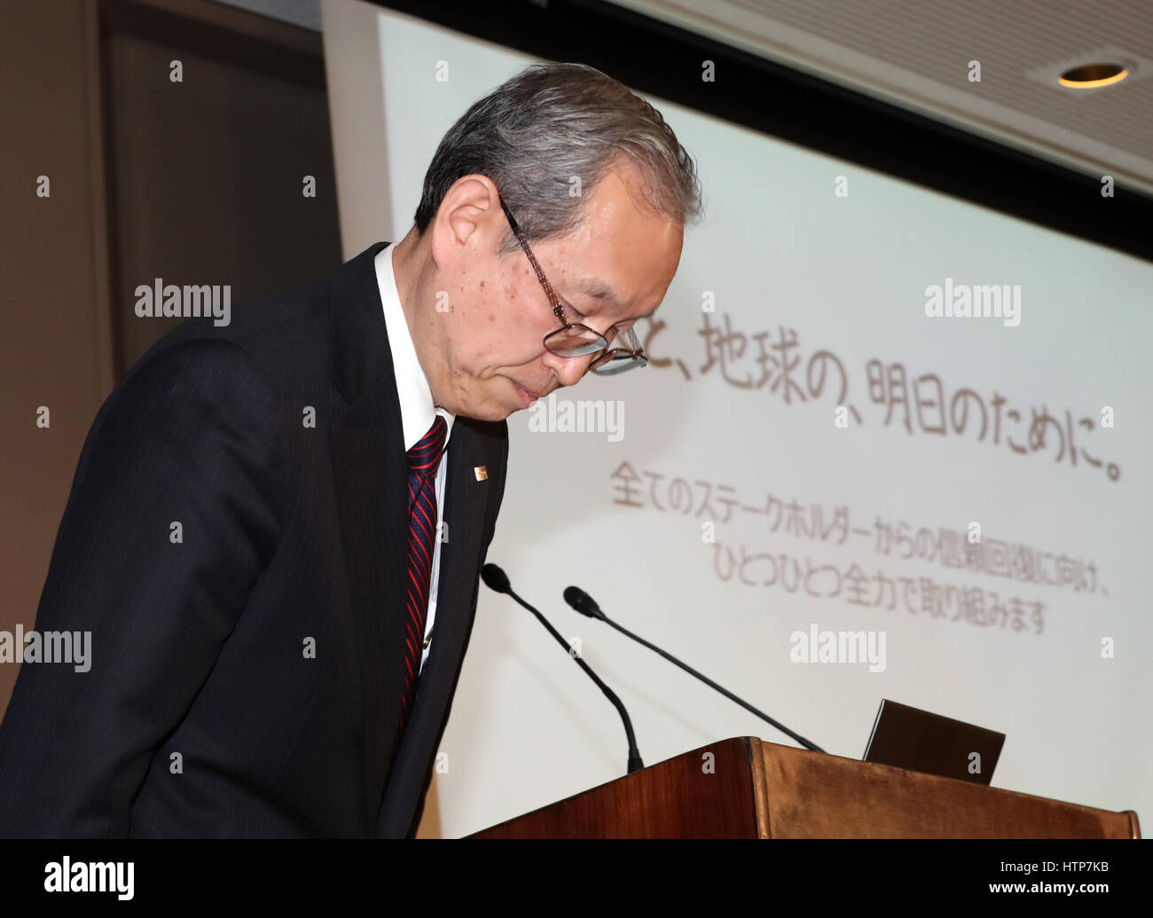 Tokyo, Japon. 14Th Mar, 2017. Le géant japonais Toshiba troublée electroinics président Satoshi Tsunakawa incline la tête comme l'entreprise a retardé pour dégager un résultat financier au siège de Toshiba à Tokyo le Lundi, Mars 14, 2017. Si Toshiba ne satisfait pas à la prochaine échéance, il pourrait être radiée de la Bourse de Tokyo. Credit : Yoshio Tsunoda/AFLO/Alamy Live News Banque D'Images