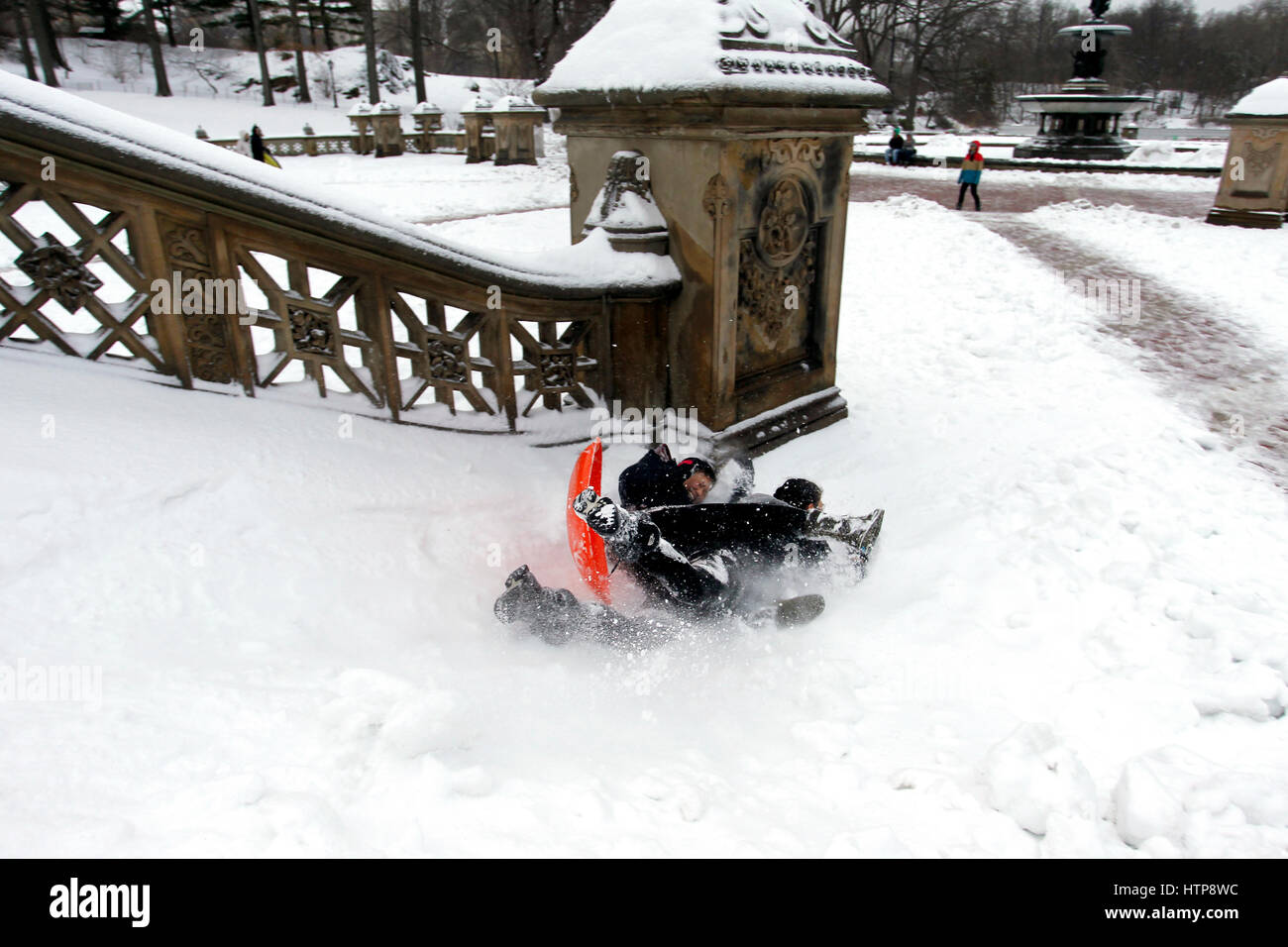 New York, États-Unis. 14Th Mar, 2017. Les jeunes prennent un sèche tandis que la luge dans l'escalier près de la fontaine Bethesda de Central Park à New York pendant une tempête le 14 mars 2017, qui a été prédit à apporter jusqu'à deux pieds de neige à la ville mais seulement a 7 pouces. Les écoles fermées et la ville était relativement calme que beaucoup sont restés à la maison, mais certains se sont aventurés hors de s'amuser dans le parc. Crédit : Adam Stoltman/Alamy Live News Banque D'Images
