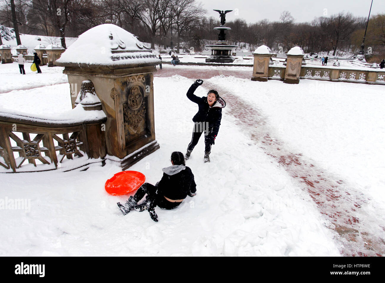 New York, États-Unis. 14Th Mar, 2017. Les jeunes gens jettent des boules après la prise d'un sèche tandis que la luge dans l'escalier près de la fontaine Bethesda de Central Park à New York pendant une tempête le 14 mars 2017, qui a été prédit à apporter jusqu'à deux pieds de neige à la ville mais seulement a 7 pouces. Les écoles fermées et la ville était relativement calme que beaucoup sont restés à la maison, mais certains se sont aventurés hors de s'amuser dans le parc. Crédit : Adam Stoltman/Alamy Live News Banque D'Images