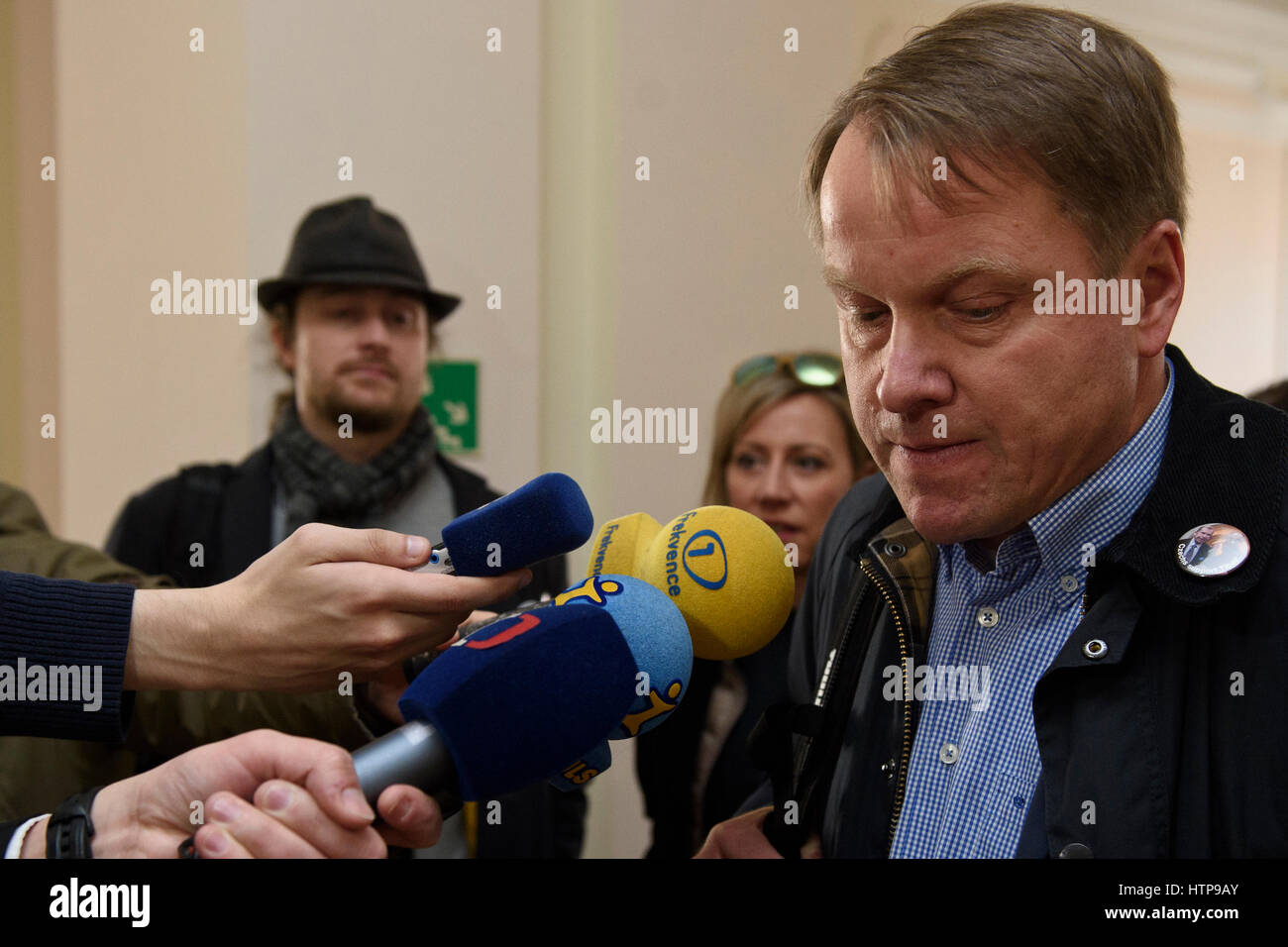 Ni la police ni la Mairie violé la loi en n'ayant pas laisser entrer les manifestants un carré à l'extérieur du Château de Prague au cours de la visite du président chinois Xi Jinping en mars dernier, la Cour municipale de Prague a décidé aujourd'hui, le jeudi 16 mars 2017, en réaction à l'ancien ministre de sa plainte. La cour a rejeté une plainte déposée par l'ancien Vice-PM et le ministre de l'environnement, Martin Bursik, droite, et trois autres organisateurs de la manifestation. En réaction à ce verdict, Bursik a déclaré aux journalistes qu'il se tourner vers la Cour suprême administrative. (Photo/CTK Michal Kamaryt Banque D'Images