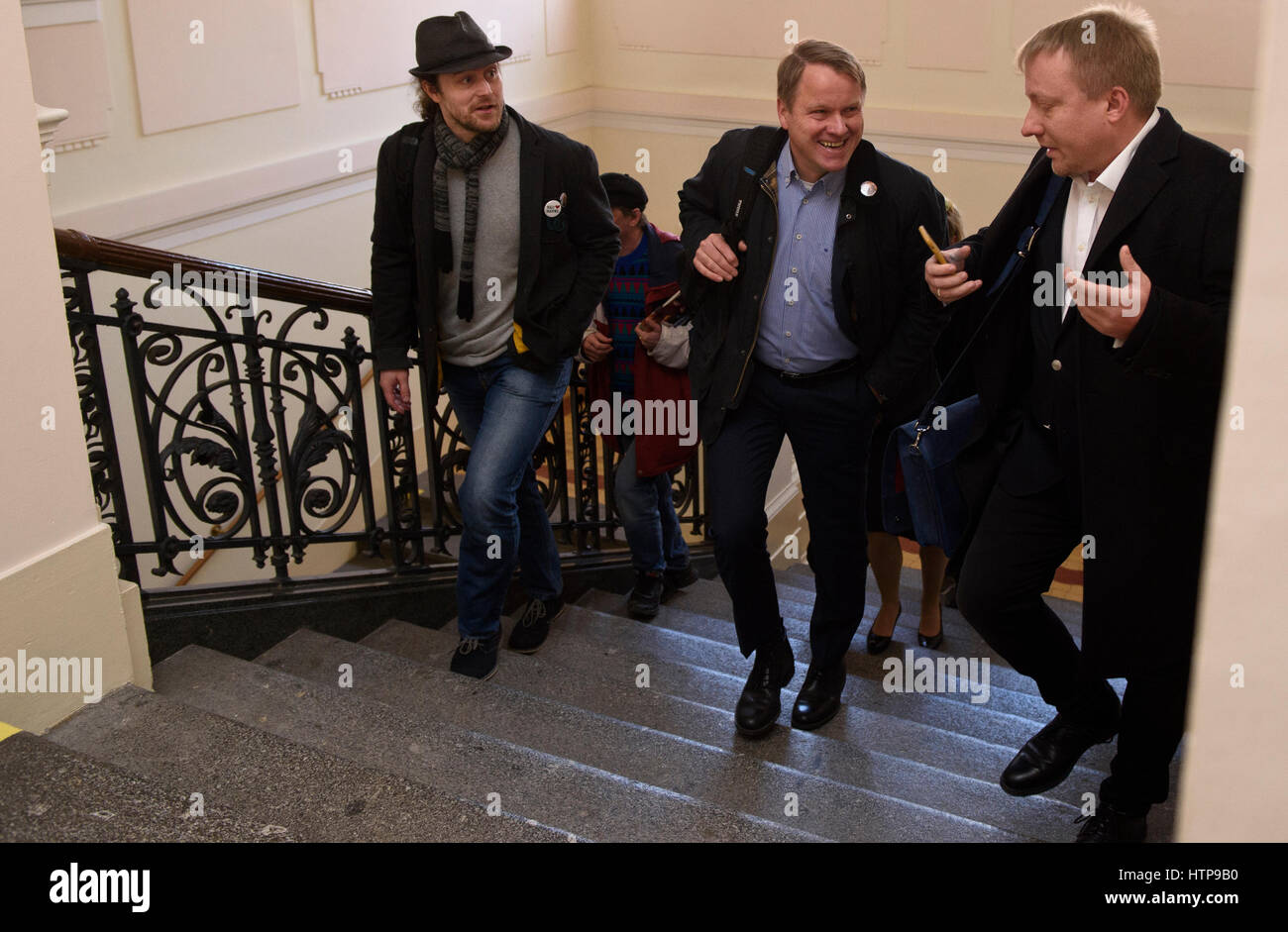 Ni la police ni la Mairie violé la loi en n'ayant pas laisser entrer les manifestants un carré à l'extérieur du Château de Prague au cours de la visite du président chinois Xi Jinping en mars dernier, la Cour municipale de Prague a décidé aujourd'hui, le jeudi 16 mars 2017, en réaction à l'ancien ministre de sa plainte. La cour a rejeté une plainte déposée par l'ancien Vice-PM et le ministre de l'environnement, Martin Bursik, centre, accompagné de son avocat, droit, et un autre trois organisateurs de la manifestation. En réaction à ce verdict, Bursik a déclaré aux journalistes qu'il se tourner vers la Cour suprême Administrati Banque D'Images