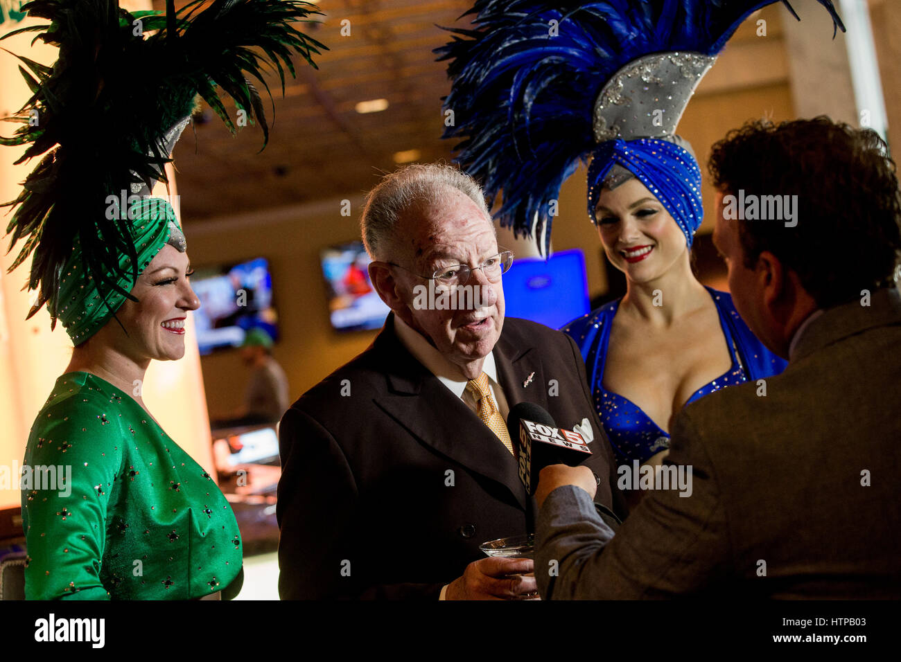 Las Vegas, NV, USA. Mar 16, 2017. ***Couverture maison*** Ancien maire de Las Vegas et Président du Comité hôte Oscar B. Goodman et showgirls en photo arrivant à cerceaux de basket-ball Central affichage d'événements au Westgate Las Vegas Resort & Casino à Las Vegas, NV le 16 mars 2017. Crédit : Erik Kabik Photography/media/Alamy Punch Live News Banque D'Images