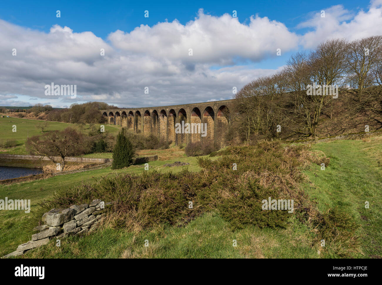 L'étonnante Hewenden Viaduct près de Cullingworth, Bradford, West Yorkshire sur une belle journée de printemps ensoleillée Banque D'Images