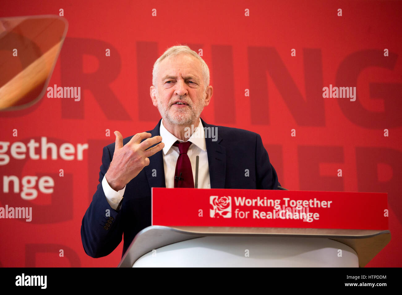 Leader du travail Jeremy Corbyn s'exprimant lors d'une réunion tenue du travail local à l'Université de Warwick Banque D'Images