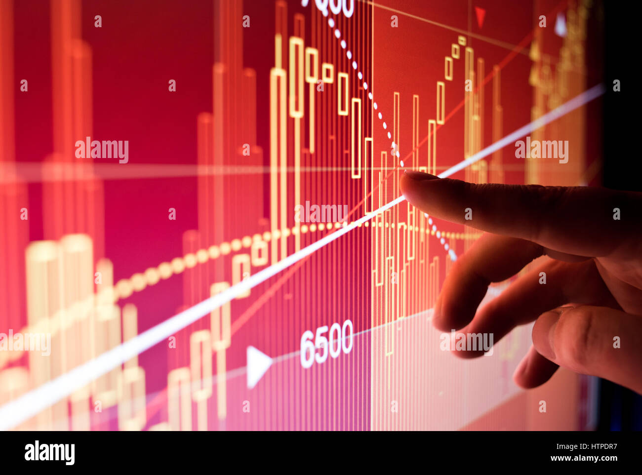 Un travailleur de la ville illustre l'analyse des données financières de marché boursier sur un écran. Banque D'Images