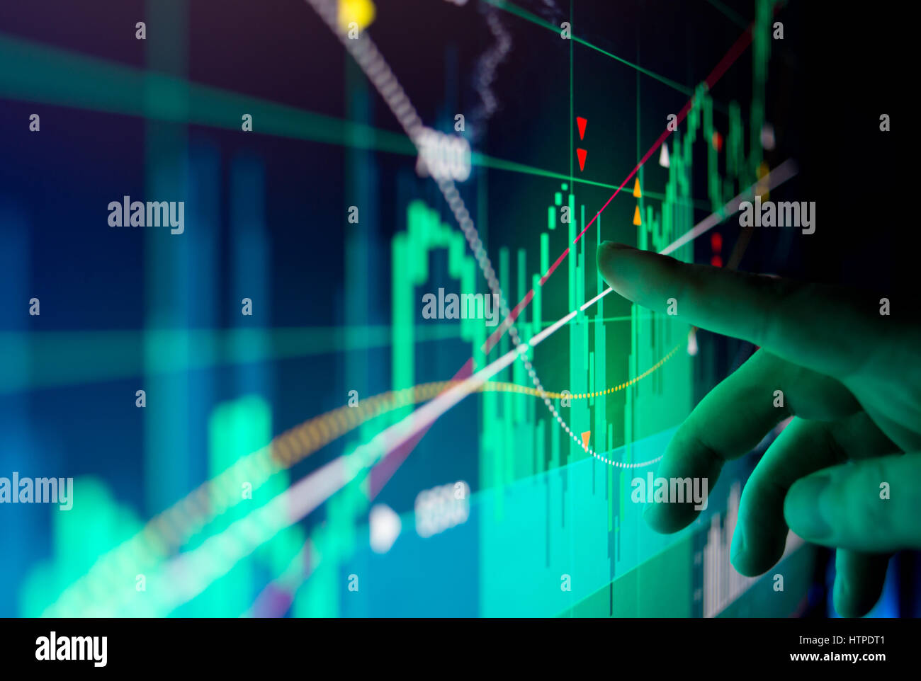 Un travailleur de la ville illustre l'analyse des données financières de marché boursier sur un écran. Banque D'Images