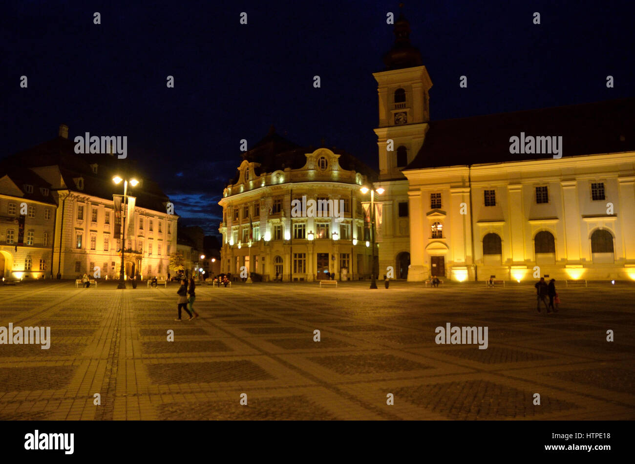 Église jésuite à Sibiu la nuit Banque D'Images