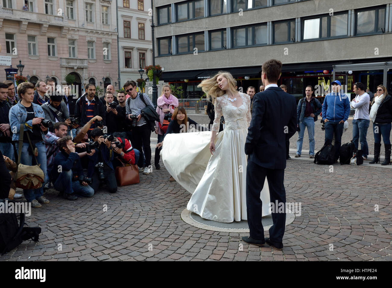 Photo de newlyweds dans la rue Budapest Banque D'Images