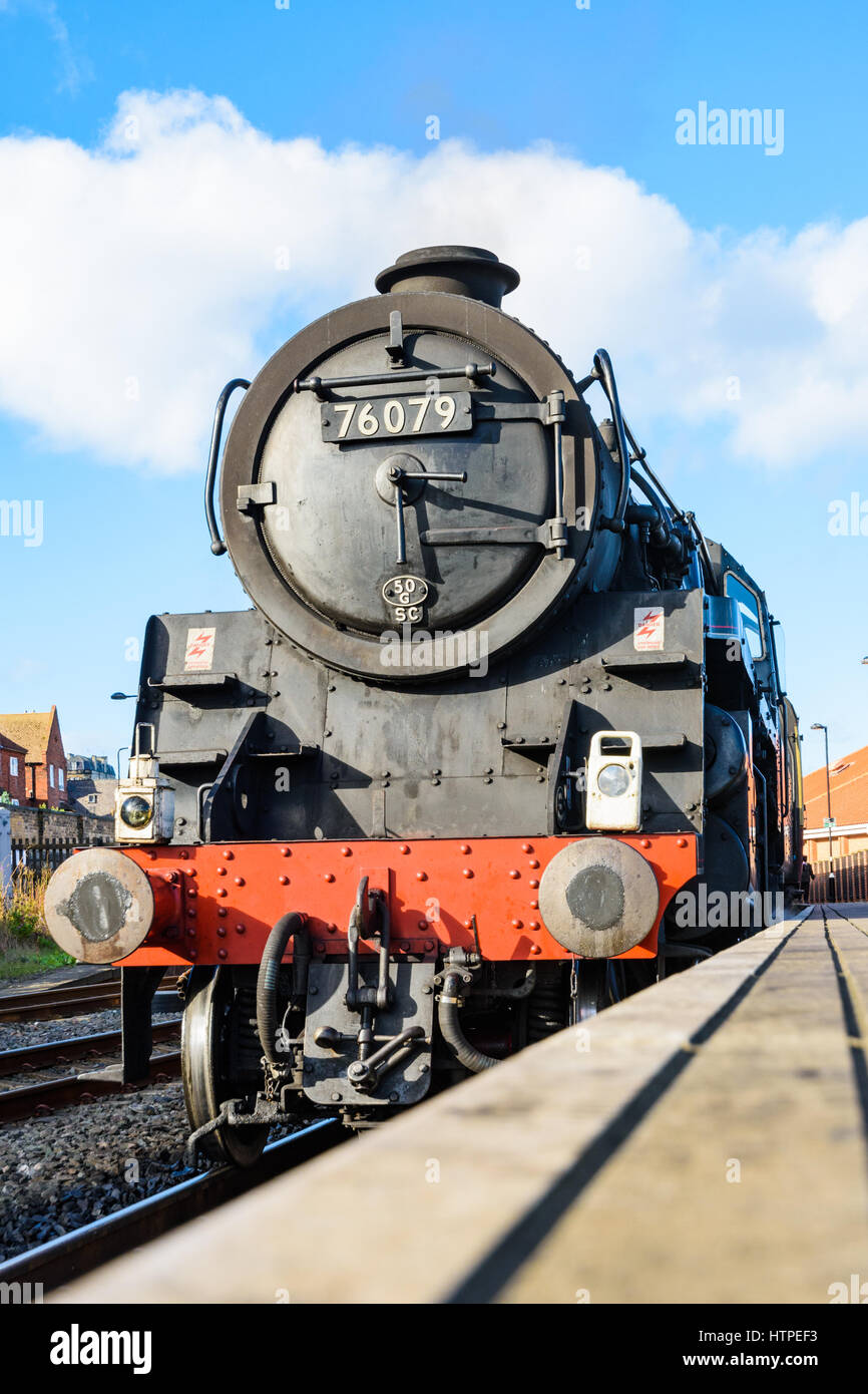 Une Classe Standard BR 4 train à vapeur de bosses en attente de quitter Whitby station sur la North York Moors Railway Banque D'Images