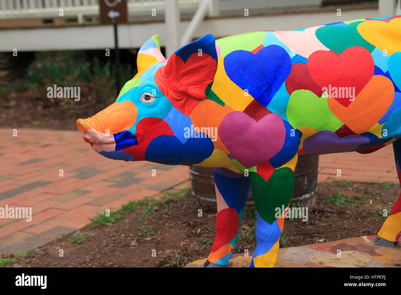 Statue Cochon artistique peint avec des coeurs Banque D'Images