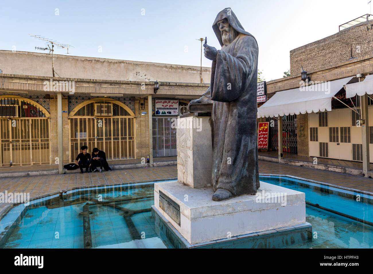 Statue de l'Archevêque Khachatour Aramenian Kesaratsi devant la Cathédrale Saint Sauveur apostolique (la cathédrale de Vank) à Isfahan, Iran Banque D'Images