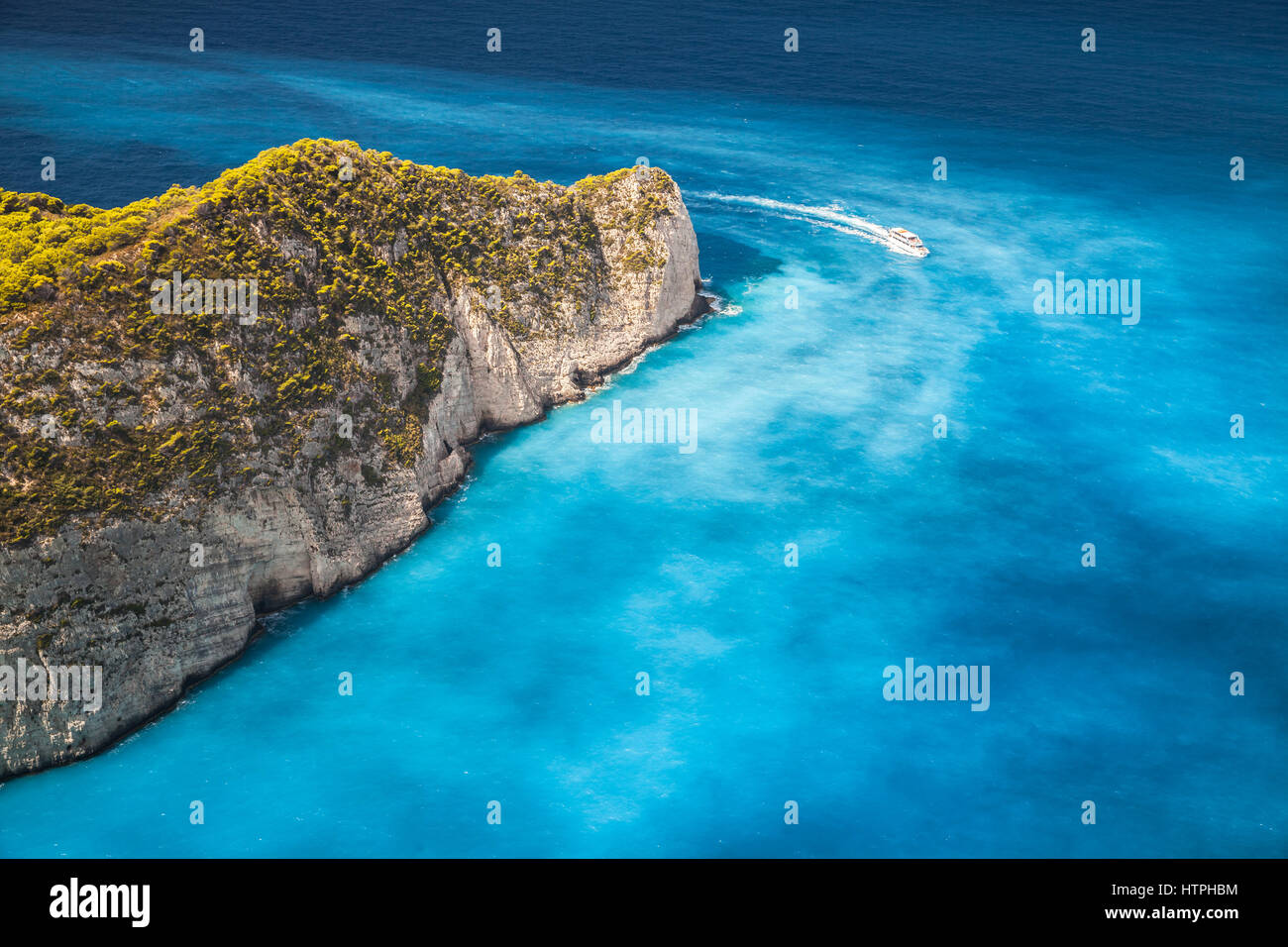 Paysage de la baie de Navagio avec de l'eau d'un bleu profond. Monument