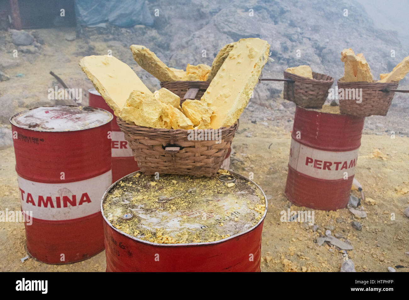 Panier rempli de soufre à la mine à ciel ouvert au volcan Ijen en Indonésie Banque D'Images