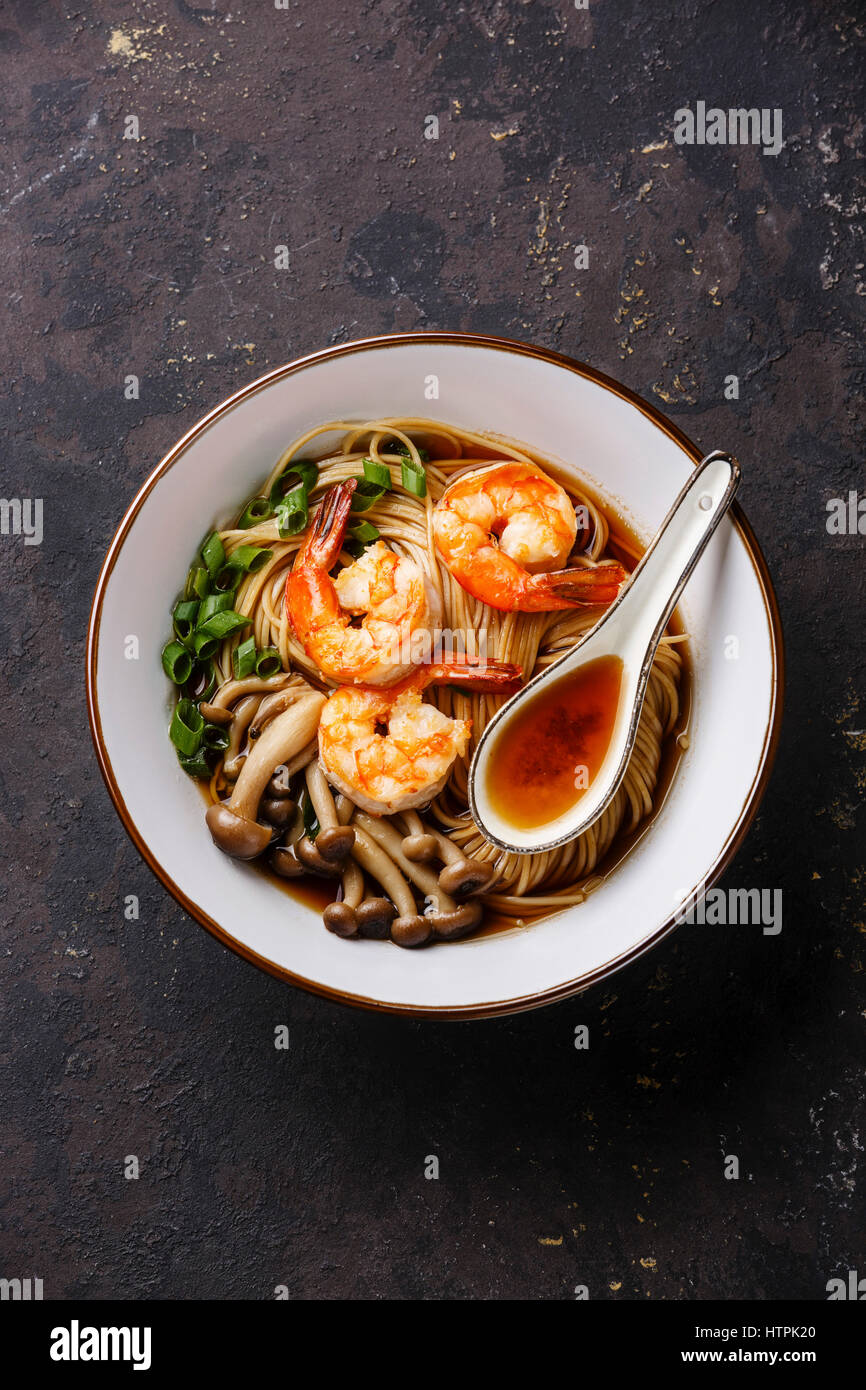 Asian nouilles ramen aux crevettes et champignons shimidzhi sur fond sombre copy space Banque D'Images