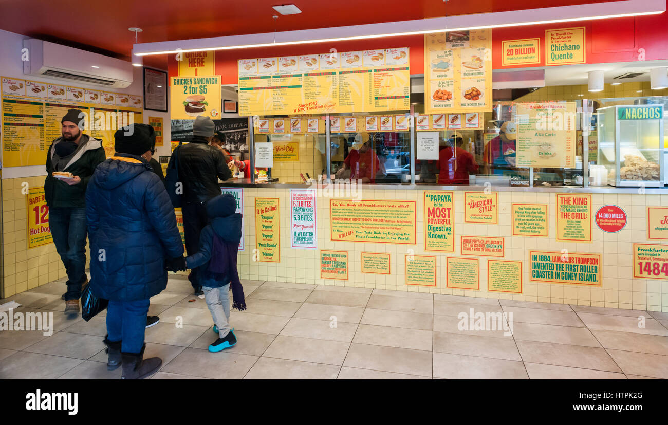 Le roi les clients pack Papaye boutique au centre-ville de Brooklyn à New York, le samedi 4 mars, 2017 à gorge sur 32 100 hot-dogs. A commencé en 1932, la chaîne de hot-dog a célébré son 85e anniversaire avec les chiens à prix réduit ! (© Richard B. Levine) Banque D'Images