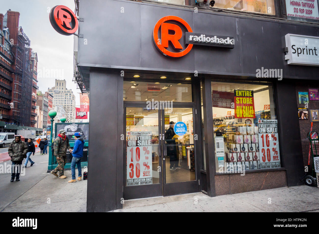 Tout est en vente à un magasin RadioShack à New York dans le mardi 7 mars 2017 . RadioShack est signalé à être prêts à rechercher la protection contre la faillite pour la deuxième fois en deux ans. (© Richard B. Levine) Banque D'Images