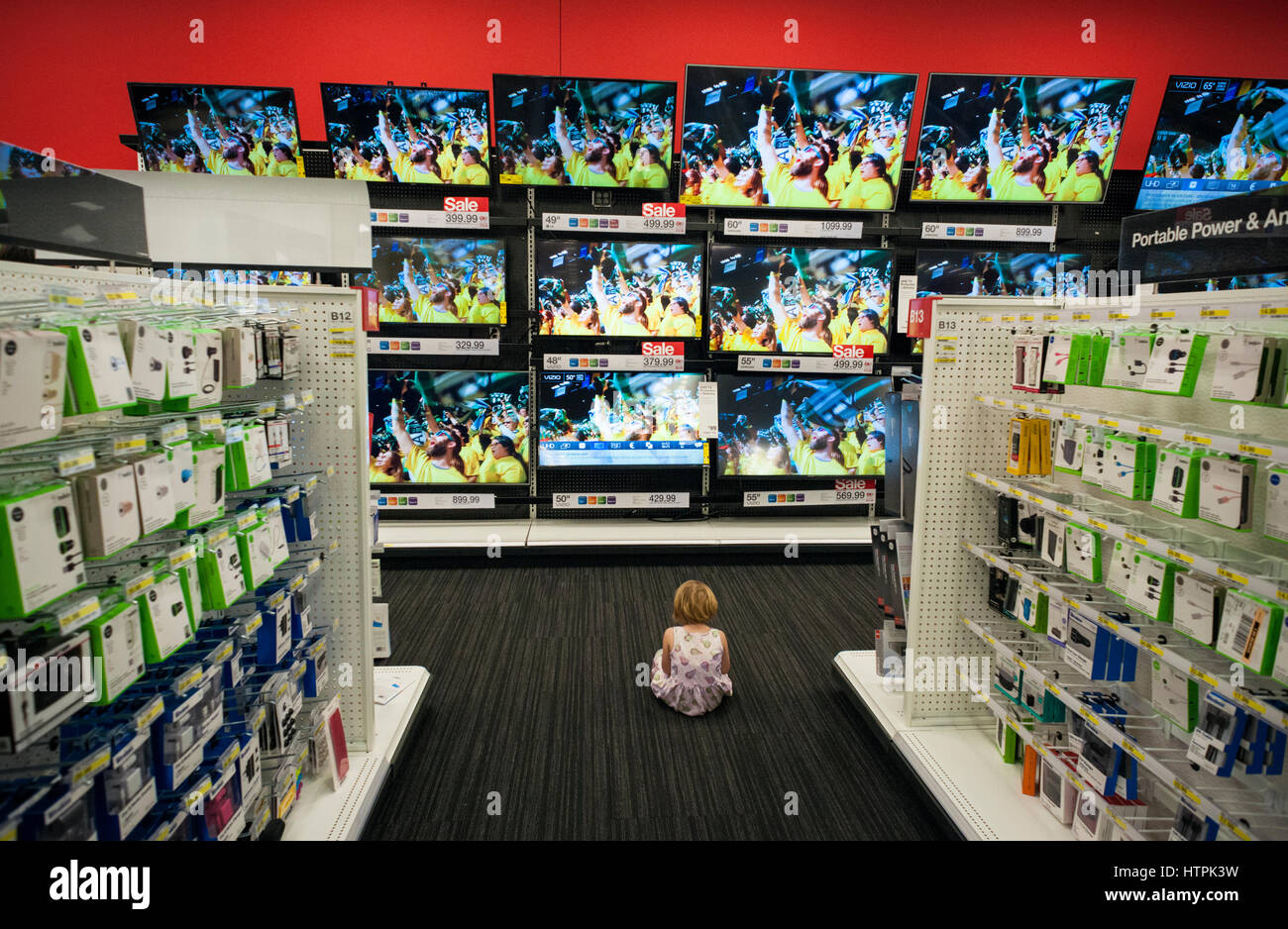 Téléviseur à écran plat s'affichent dans le magasin Target dans la ville Point Mall au centre-ville de Brooklyn à New York, le samedi 4 mars, 2017. (© Richard B. Levine) Banque D'Images