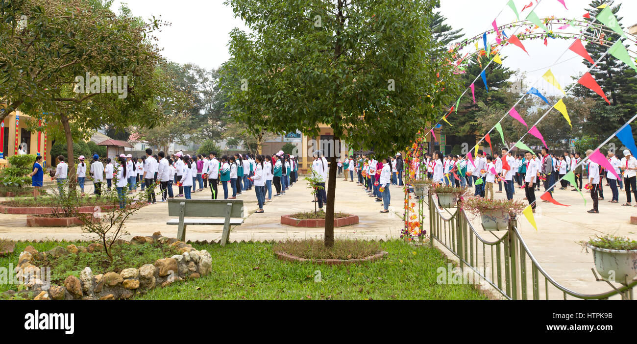 Thai Giang Pho Boarding School, les étudiants, l'assemblée du matin, l'école intermédiaire. Banque D'Images