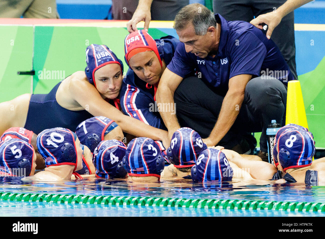 Rio de Janeiro, Brésil. 18 août 2016 USA Coach Adam Krikorian parlant à ses joueurs pendant le match de water-polo féminin par rapport à la Hongrie à l'Oly 2016 Banque D'Images