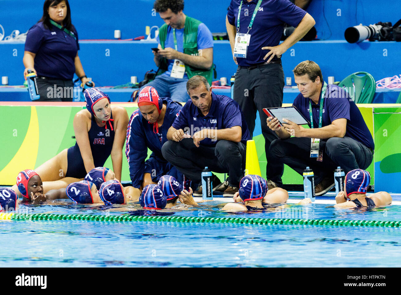 Rio de Janeiro, Brésil. 18 août 2016 USA Coach Adam Krikorian parlant à ses joueurs pendant le match de water-polo féminin par rapport à la Hongrie à l'Oly 2016 Banque D'Images