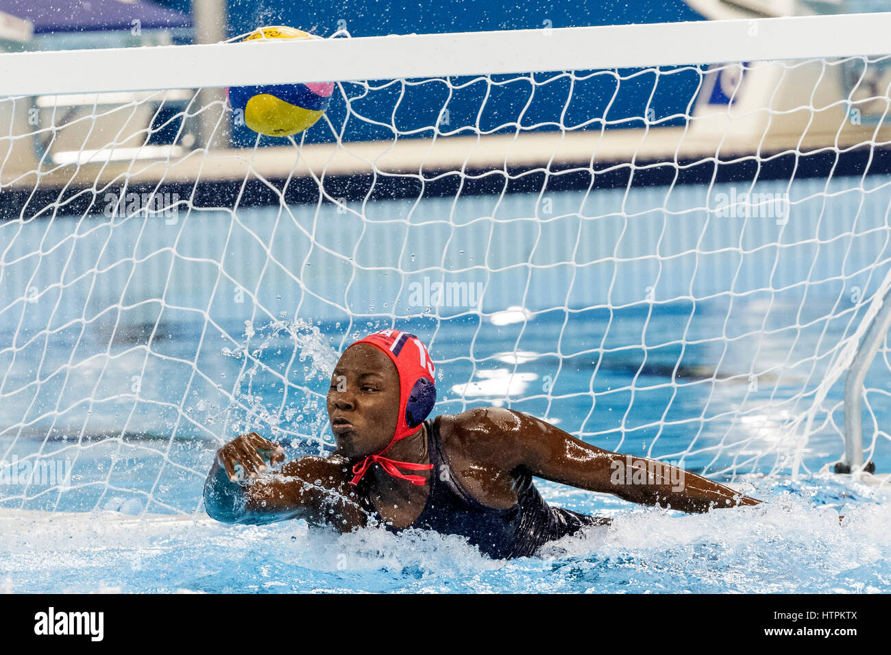 Rio de Janeiro, Brésil. 18 août 2016 Ashleigh Johnson (USA) en concurrence dans le gardien le water polo match contre la Hongrie à l'été 2016 G Banque D'Images