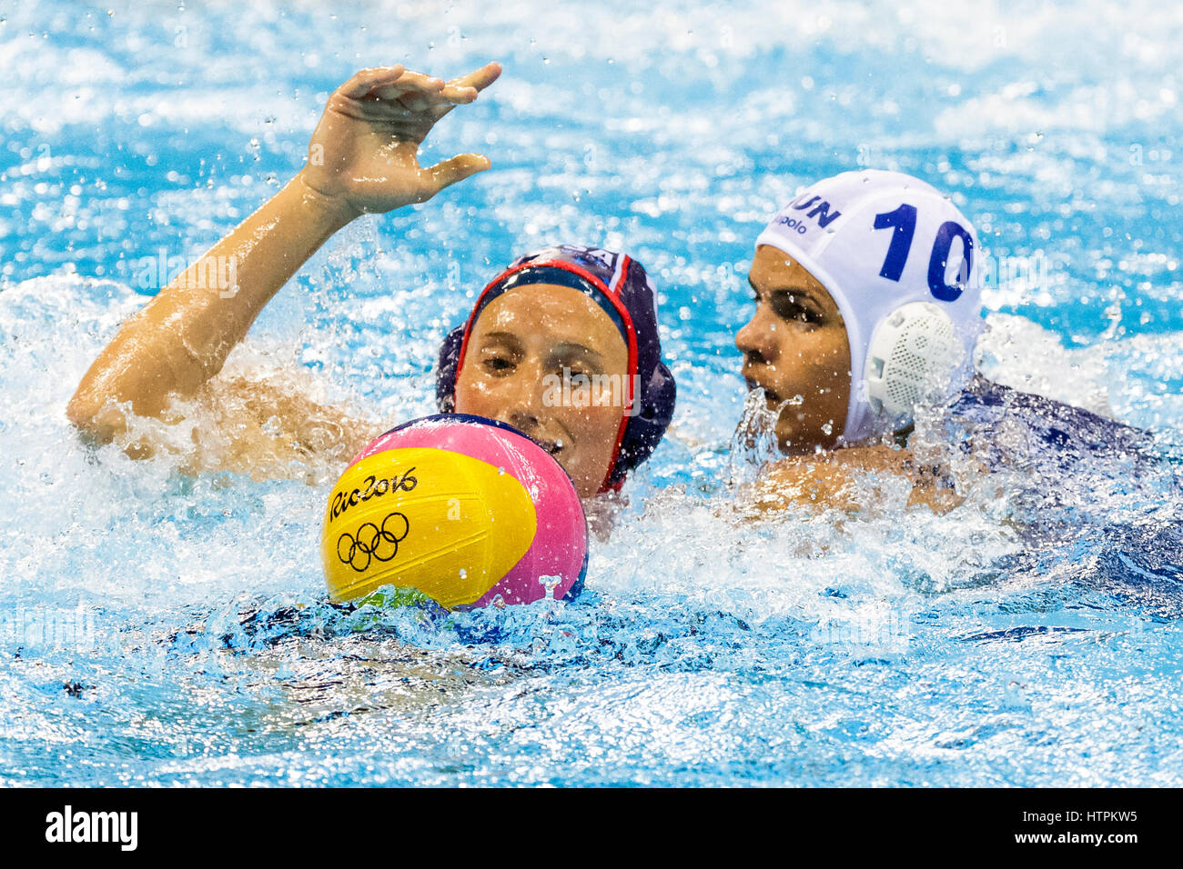 Rio de Janeiro, Brésil. 18 août 2016 Gilchrist Kaleigh (USA) participe à la women's water polo contre la Hongrie lors des Jeux Olympiques de 2016. Banque D'Images