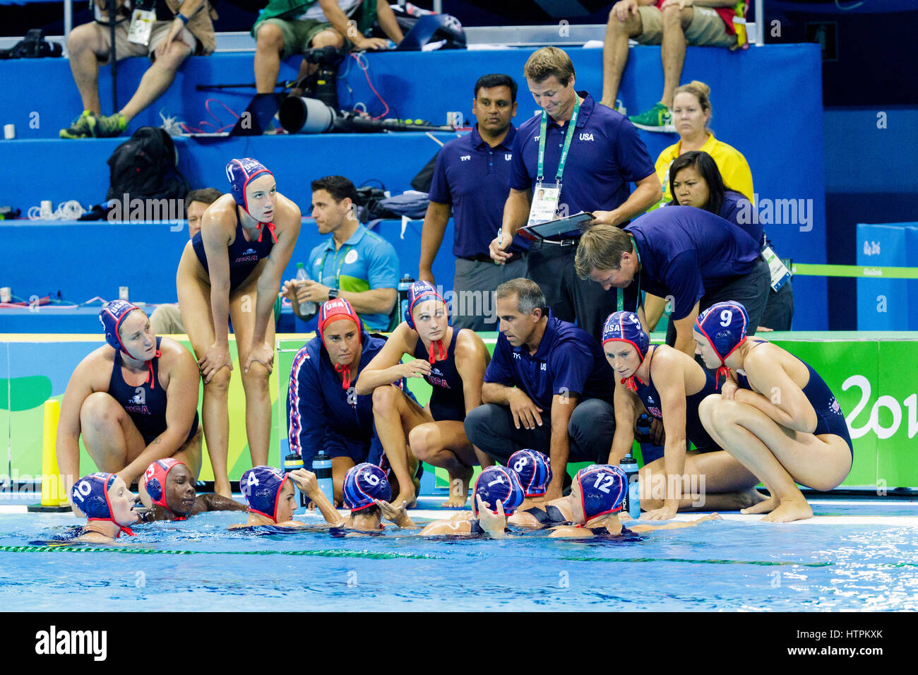 Rio de Janeiro, Brésil. 18 août 2016 USA Coach Adam Krikorian parlant à ses joueurs pendant le match de water-polo féminin par rapport à la Hongrie à l'Oly 2016 Banque D'Images