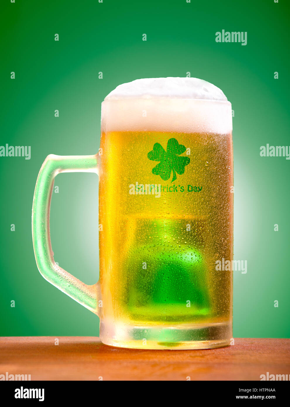 Le jour de rue Patrick beer mug avec sous-marin vert Banque D'Images