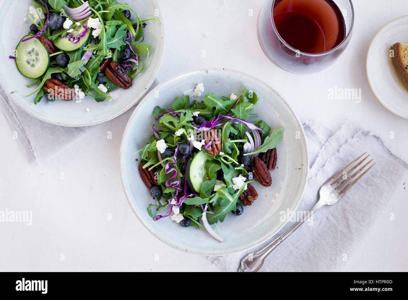 Bols de pacanes épicées salade Feta servi avec du pain et du vin rouge. Photographié sur un fond blanc. Banque D'Images