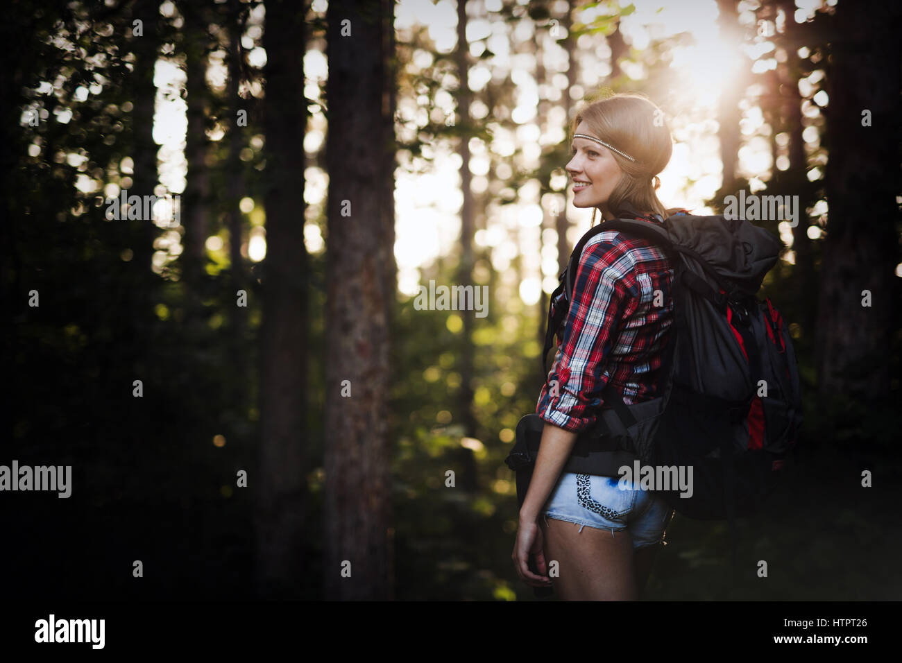 Femme backpacker sur randonnée en brousse advanture Banque D'Images