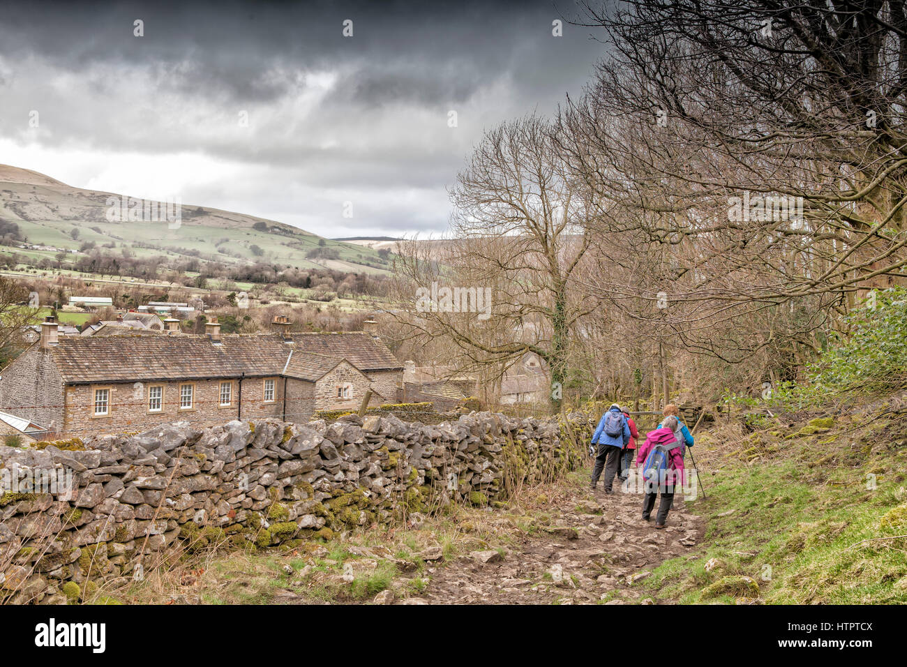 Les marcheurs dans le magnifique paysage de Castleton Village, parc national de Peak District, Derbyshire Banque D'Images