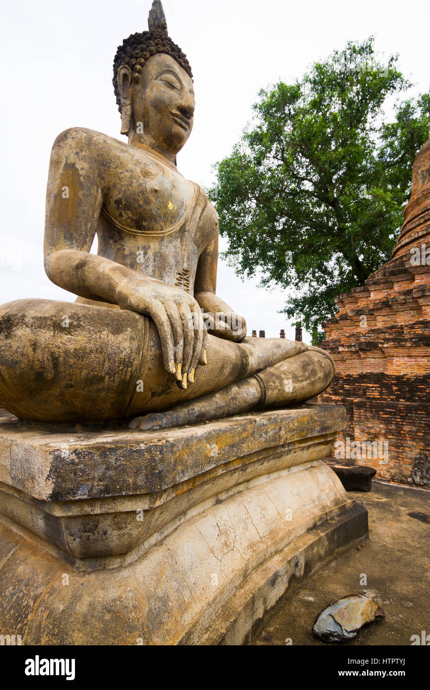 Statue de Bouddha. Wat Mahathat. Parc historique de Sukhothai. La Thaïlande. Banque D'Images