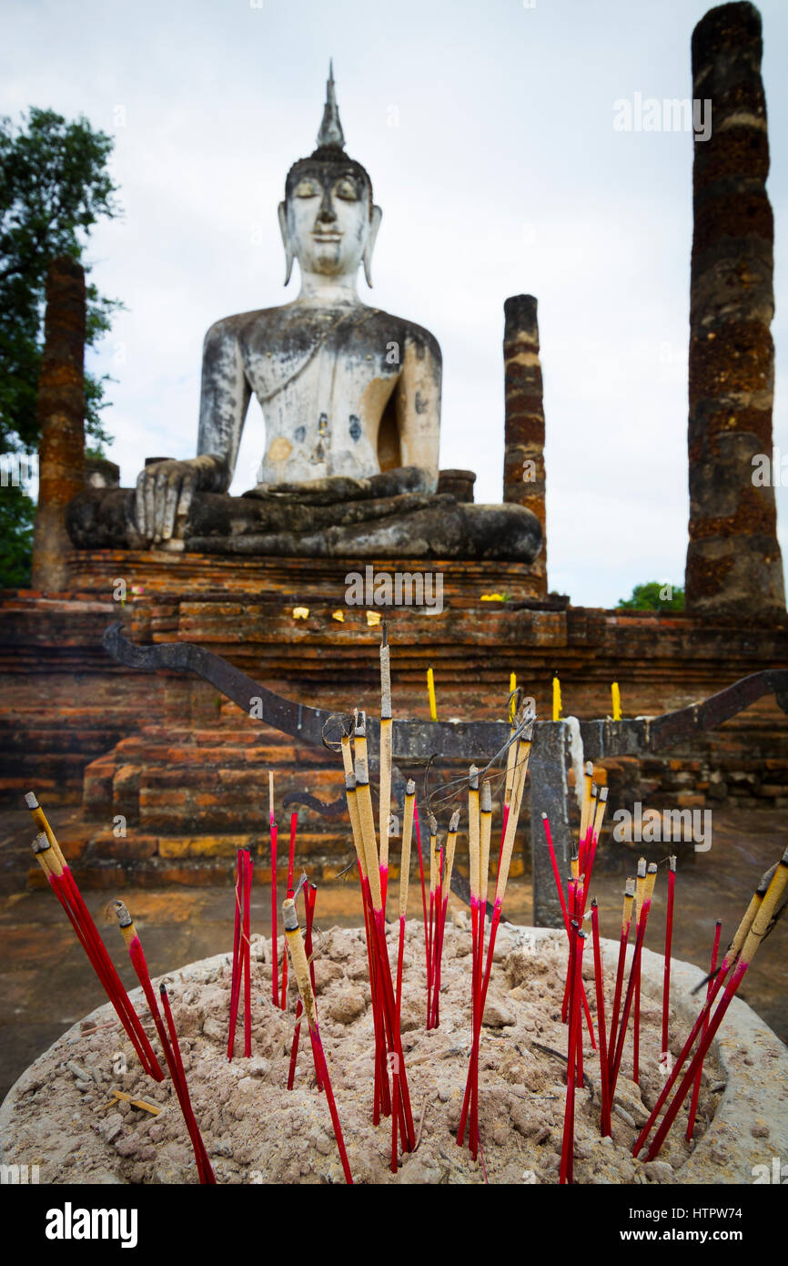 Statue de Bouddha. Wat Mahathat. Parc historique de Sukhothai. La Thaïlande. Banque D'Images