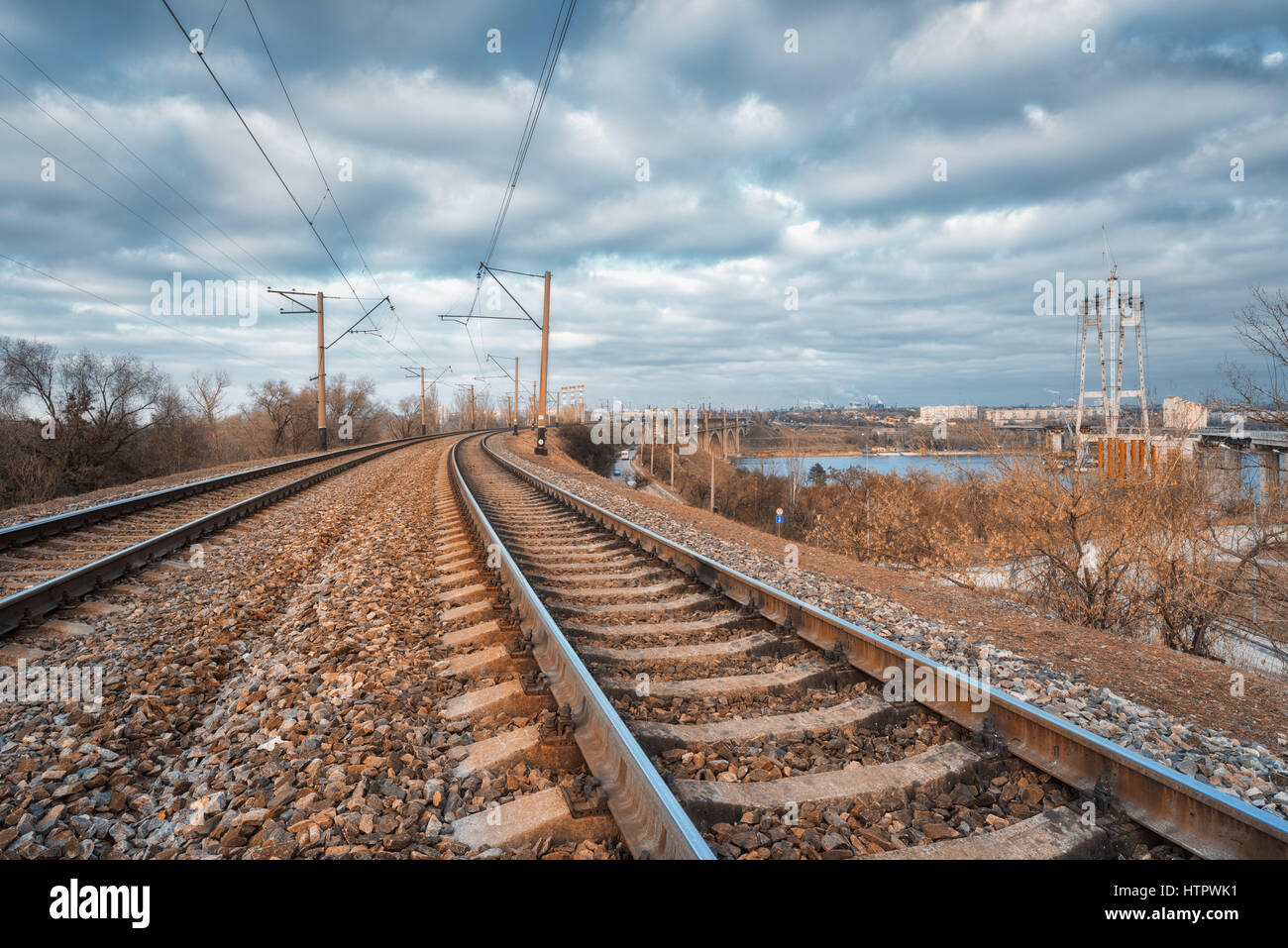 Dans la ville de fer. La station de chemin de fer contre ciel nuageux dans la soirée. Paysage avec chemin de fer. Jonction ferroviaire dans la soirée avec vint Banque D'Images