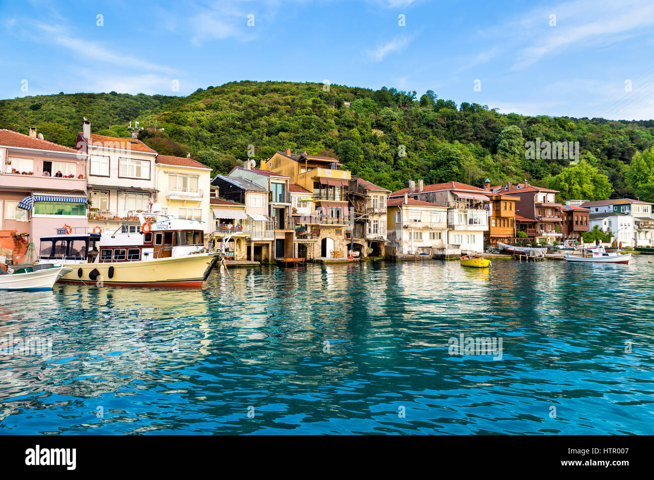 Bateaux et maisons à Anadolu Kavagi seaside village. L'Anadolu Kavagi est un petit village de pêcheurs sur la côte nord de est Banque D'Images
